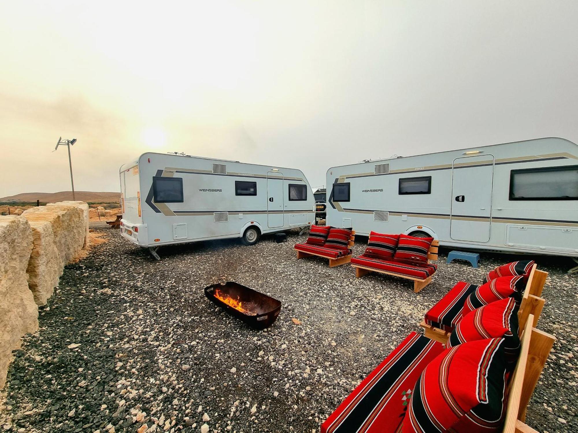 Glamping Caravans At The Farm - גלמפינג קרוואנים בחווה Mitzpe Ramon Exterior foto